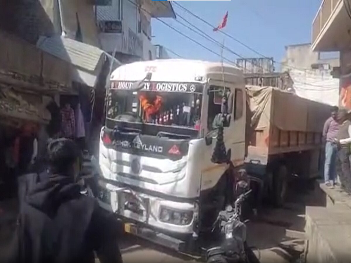 Jaipur News: धोखा दे गया गूगल मैप! हाईवे से भटक संकरे बाजार में घुसा दस चक्का ट्रेलर, ड्राइवर फरार