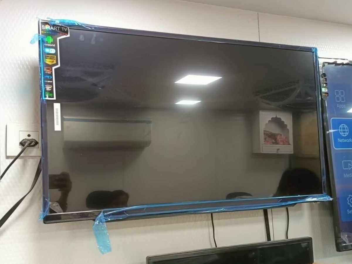 घर की इस दीवार पर कभी भी न लगाएं LED TV, वजह जानकर चेंज कर देंगे लोकेशन 