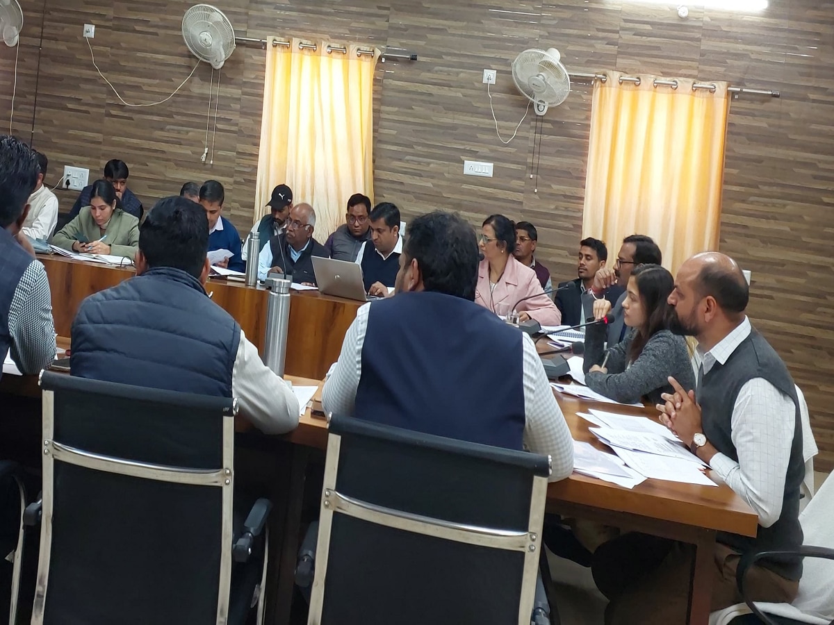 Tonk News: 'पढ़ाई विद AI' को लेकर कलेक्टर सौम्या ने अधिकारियों की ली क्लास, 3 को थमाया नोटिस