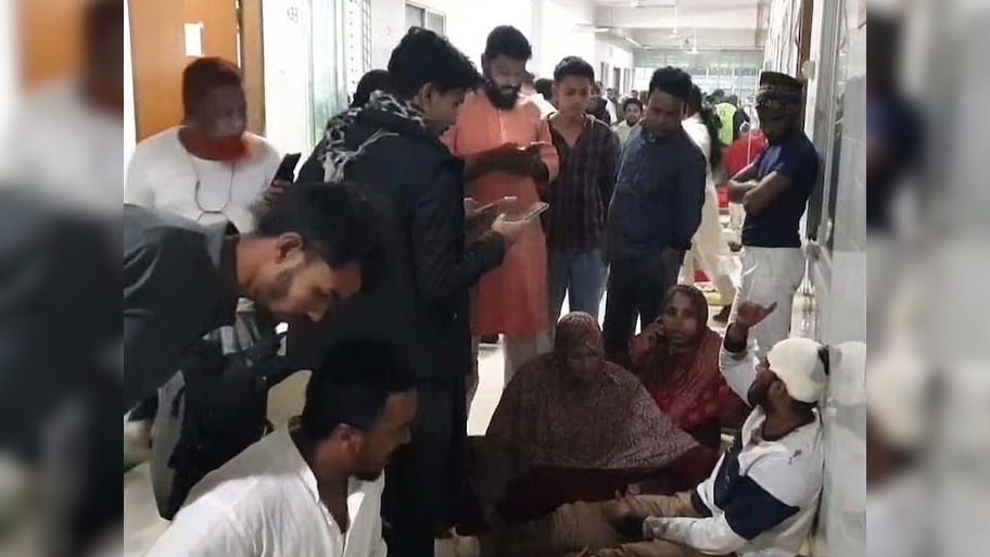 बांग्लादेश में ताजा झड़पें; बुल्डोजर कार्रवाई के दौरान 15 स्टूडेंट्स जख्मी, जानें पूरा मामला