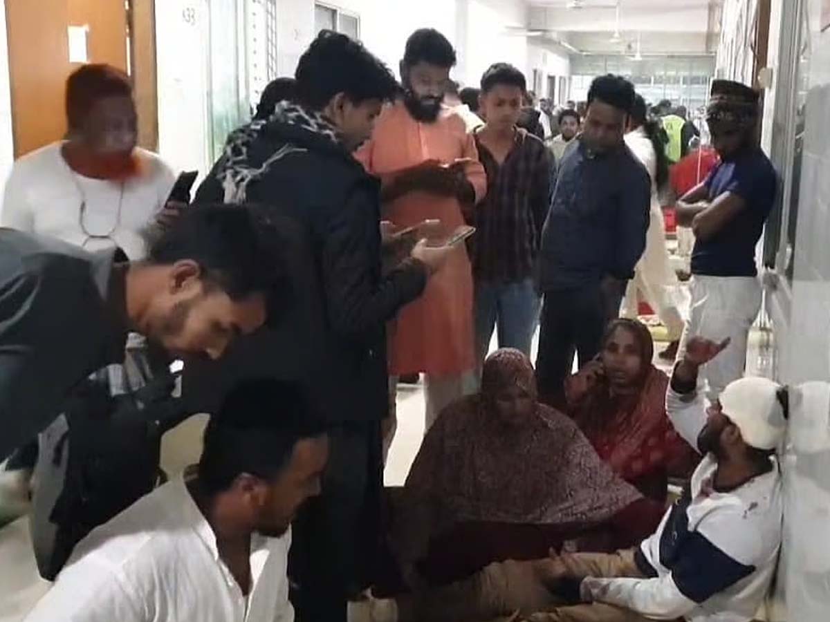 बांग्लादेश में ताजा झड़पें; बुल्डोजर कार्रवाई के दौरान 15 स्टूडेंट्स जख्मी, जानें पूरा मामला बांग्लादेश में ताजा झड़पें; बुल्डोजर कार्रवाई के दौरान 15 स्टूडेंट्स जख्मी, जानें पूरा मामला