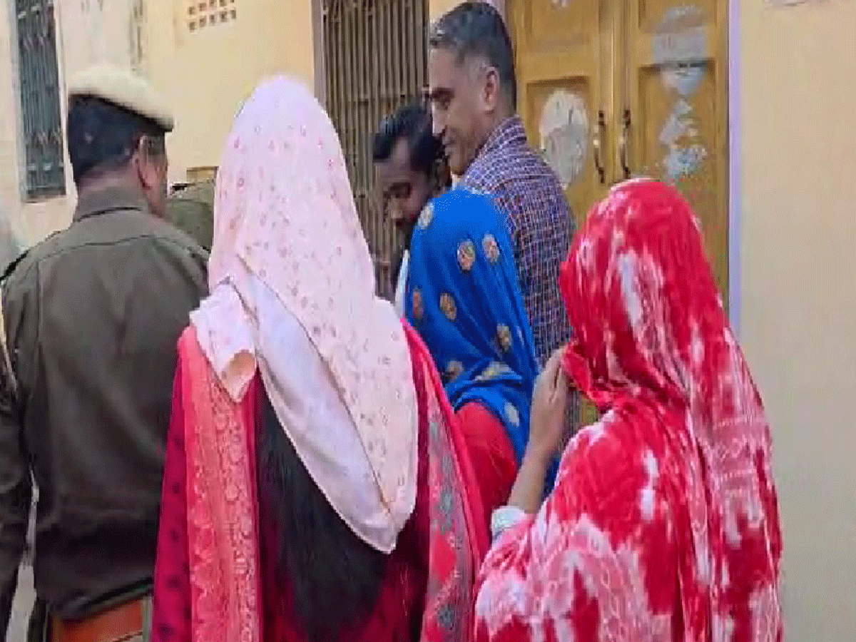 Rajasthan Crime: दौसा में घर में महिला चलाती थी देह व्यापार, महिलाओं को बुलाकर करवाती थी धंधा Rajasthan Crime: दौसा में घर में महिला चलाती थी देह व्यापार, महिलाओं को बुलाकर करवाती थी धंधा
