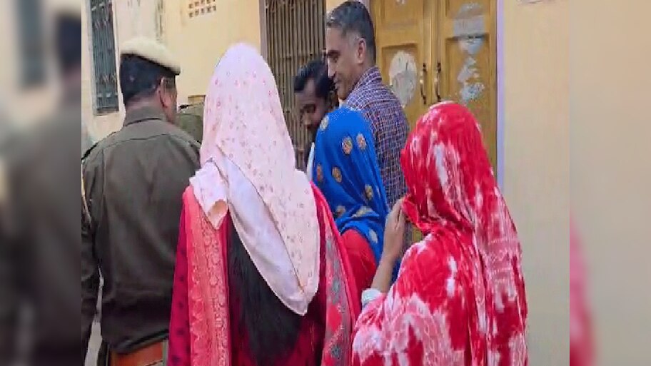 Rajasthan Crime: दौसा में घर में महिला चलाती थी देह व्यापार, महिलाओं को बुलाकर करवाती थी धंधा 