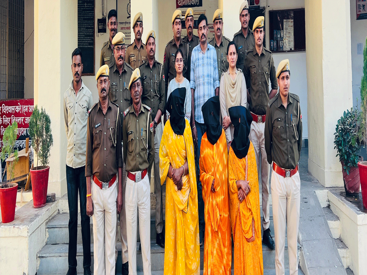 Rajasthan Crime: गले से तोड़ी 3 सोने की चैन, फिर खा गई 3 महिलाएं Rajasthan Crime: गले से तोड़ी 3 सोने की चैन, फिर खा गई 3 महिलाएं