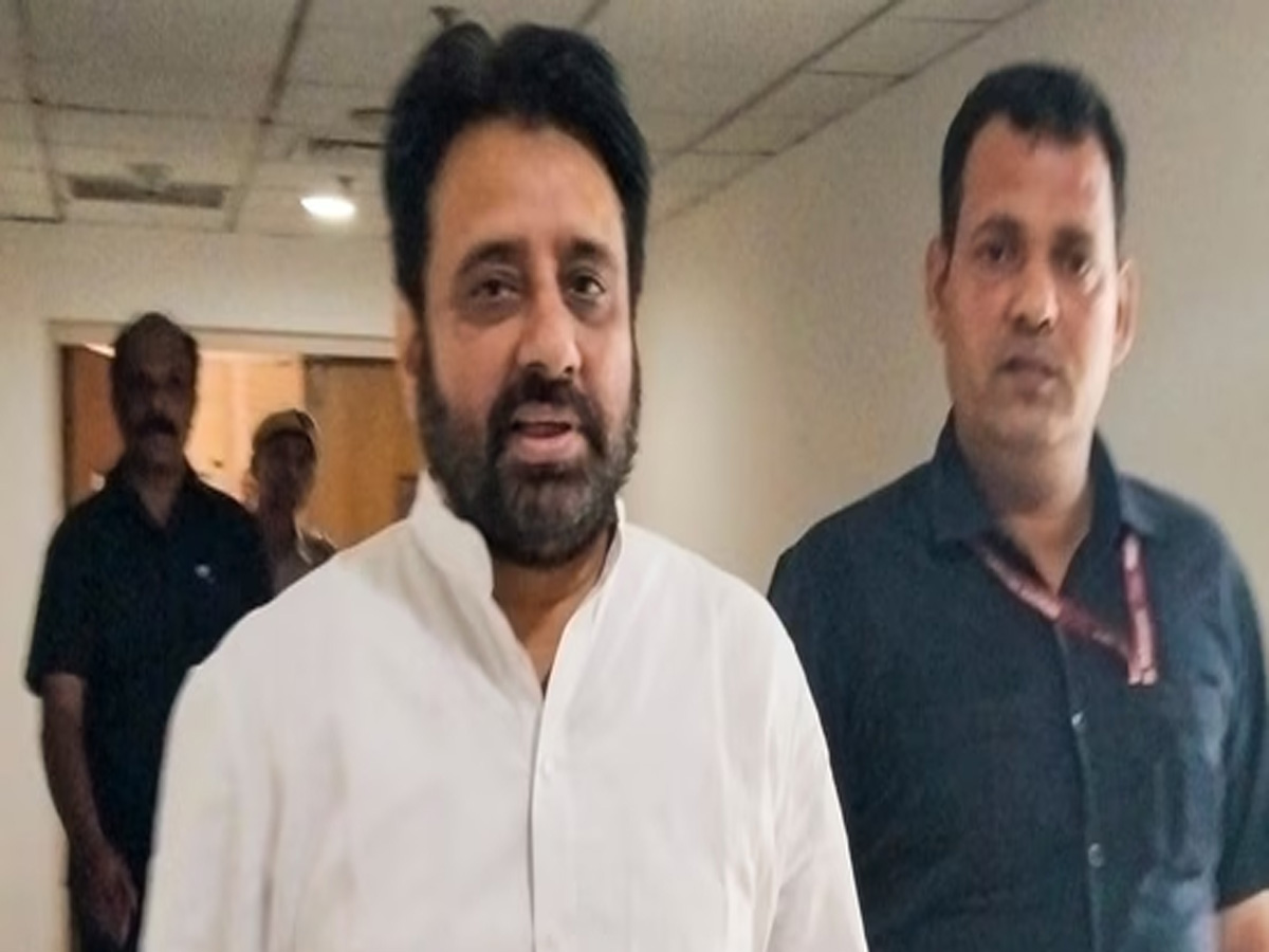 AAP लीडर Amanatullah Khan को क्यों गिरफ्तार करना चाहती है पुलिस? AAP लीडर Amanatullah Khan को क्यों गिरफ्तार करना चाहती है पुलिस?