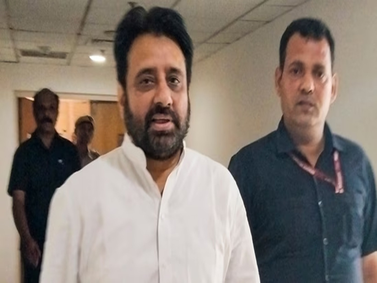 Delhi: 'मैं अपनी ही विधानसभा में हूं', अमानतुल्लाह खान का पुलिस पर गंभीर इल्जाम Delhi: 'मैं अपनी ही विधानसभा में हूं', अमानतुल्लाह खान का पुलिस पर गंभीर इल्जाम