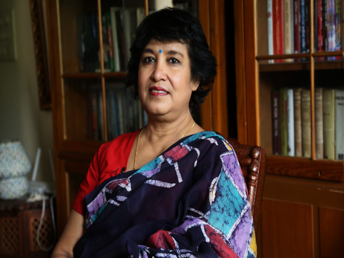 Tasleema Nasrin की किताब देख गुस्साए बांग्लादेशी; किया स्टाल पर हमला Tasleema Nasrin की किताब देख गुस्साए बांग्लादेशी; किया स्टाल पर हमला
