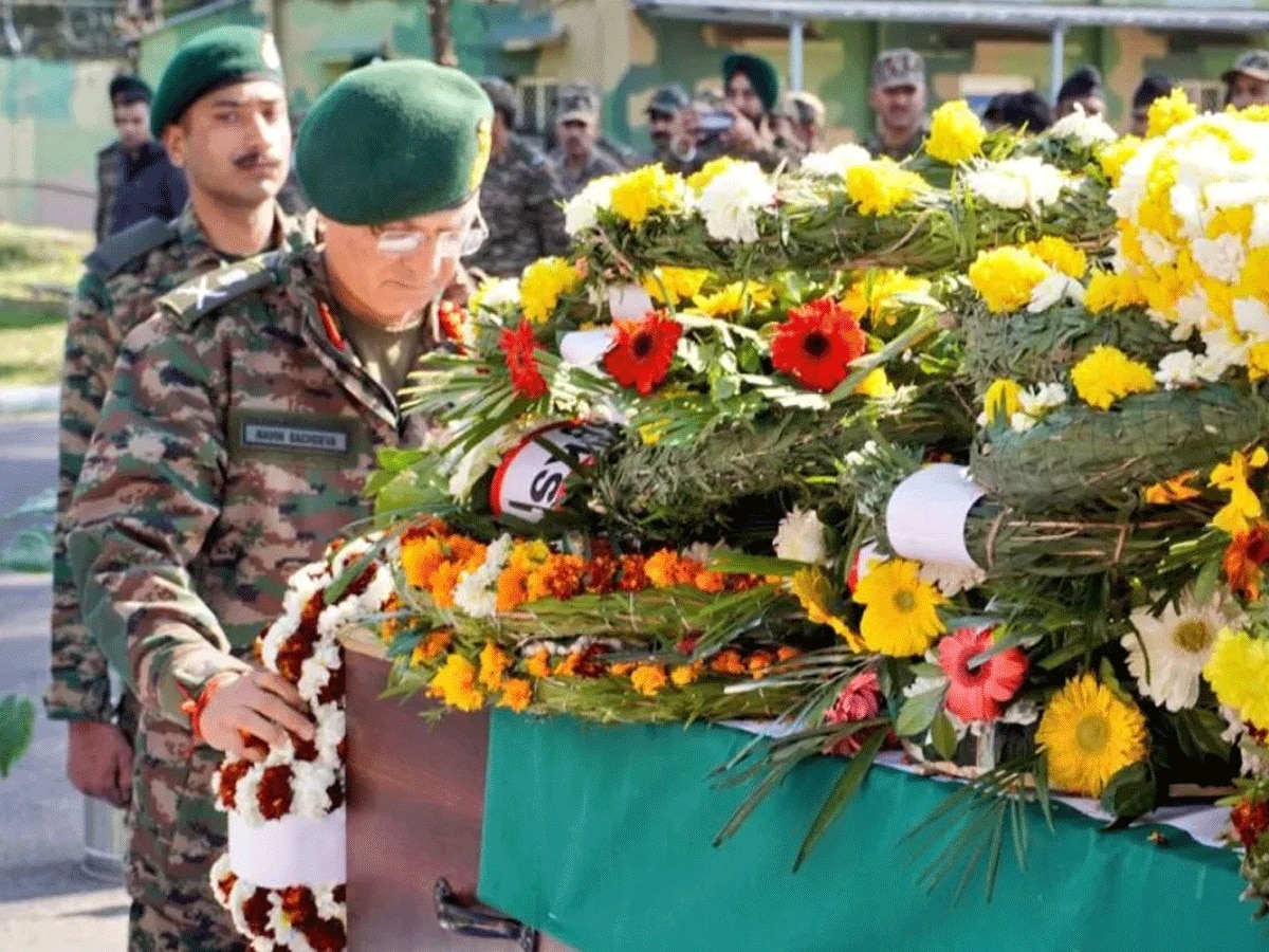 दो महीने बाद थी शादी और घर में चल रही थी तैयारी...  शहीद कैप्टन तिरंगे से लिपटे ताबूत में लौटे घर