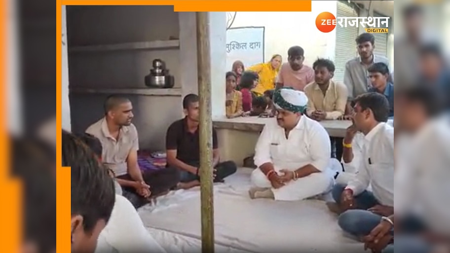 Bhilwara News: दूदू सड़क हादसे में मृतकों के घर पहुंचे पूर्व राज्य मंत्री धीरज गुर्जर, परिजनों को दिए 25-25 हजार आर्थिक सहायता राशि