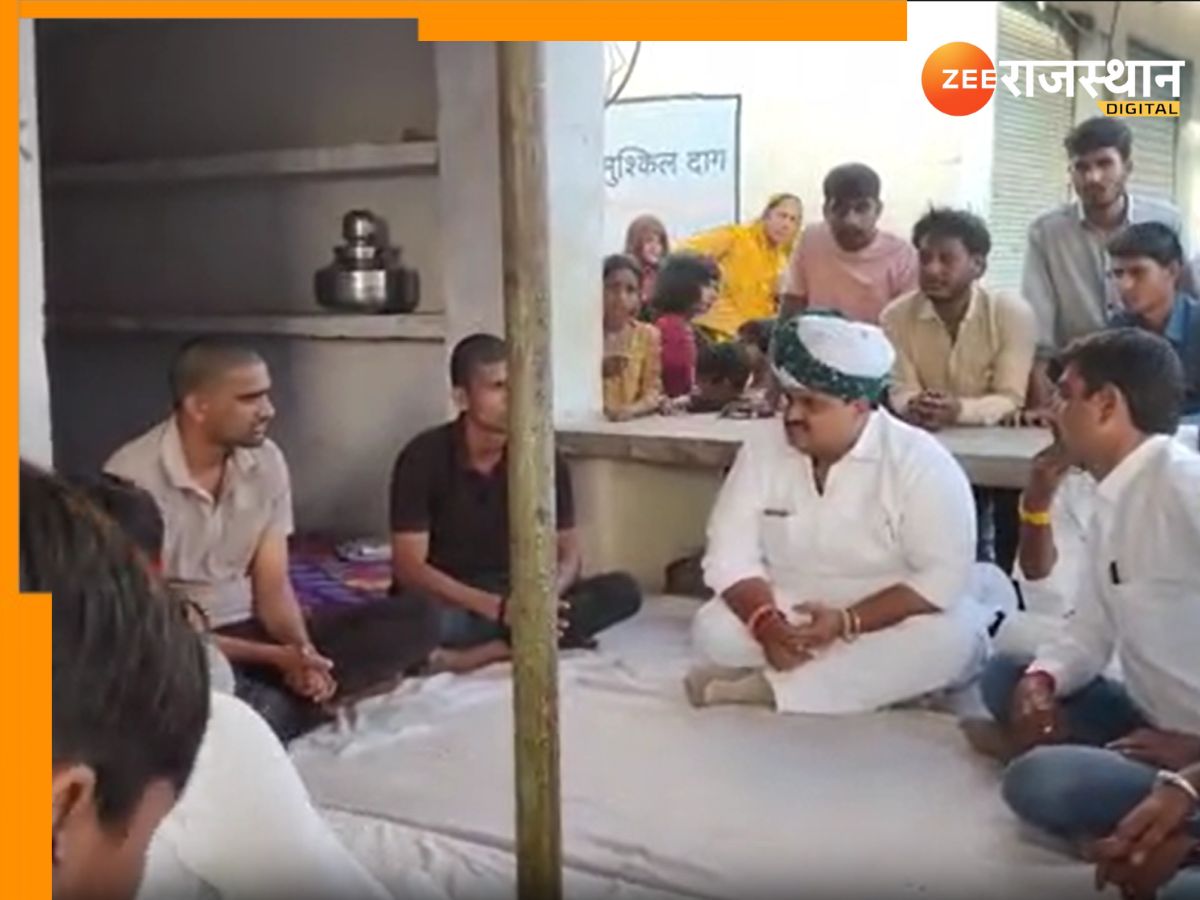 Bhilwara News: दूदू सड़क हादसे में मृतकों के घर पहुंचे पूर्व राज्य मंत्री धीरज गुर्जर, परिजनों को दिए 25-25 हजार आर्थिक सहायता राशि Bhilwara News: दूदू सड़क हादसे में मृतकों के घर पहुंचे पूर्व राज्य मंत्री धीरज गुर्जर, परिजनों को दिए 25-25 हजार आर्थिक सहायता राशि