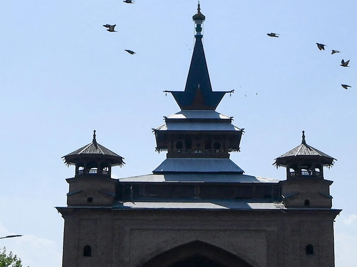 Jammu Kashmir: शब-ए-बारात के मौके पुलिस ने बंद कराई जामिया मस्जिद, नहीं हुई इशा की नमाज Jammu Kashmir: शब-ए-बारात के मौके पुलिस ने बंद कराई जामिया मस्जिद, नहीं हुई इशा की नमाज