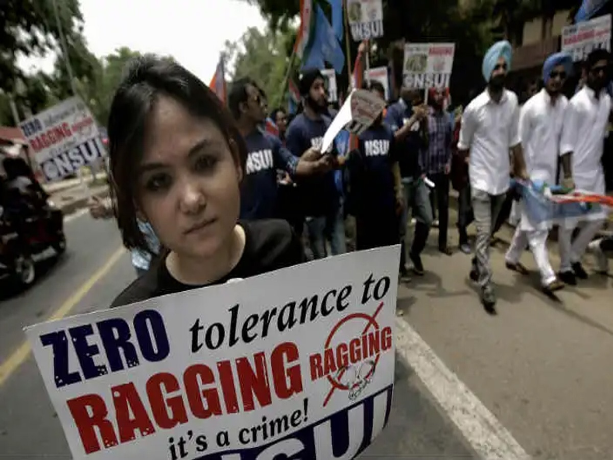 Ragging: 12वीं के छात्र ले रहे थे जूनियर की रैगिंग, हुआ ऐसा एक्शन; अक्ल आ गई ठिकाने 