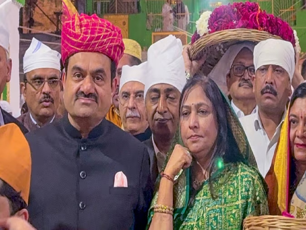 Rajasthan News: उद्योगपति गौतम अडानी ने अजमेर दरगाह में की जियारत, मखमली चादर पेश कर मांगी दुआ