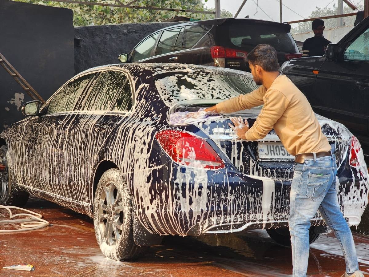 Car Care Tips: कार की सफाई जरूरी है, मगर धोते वक्त इन बातों का रखें खास ख्याल, वरना लग जाएगा लाखों का चूना! 