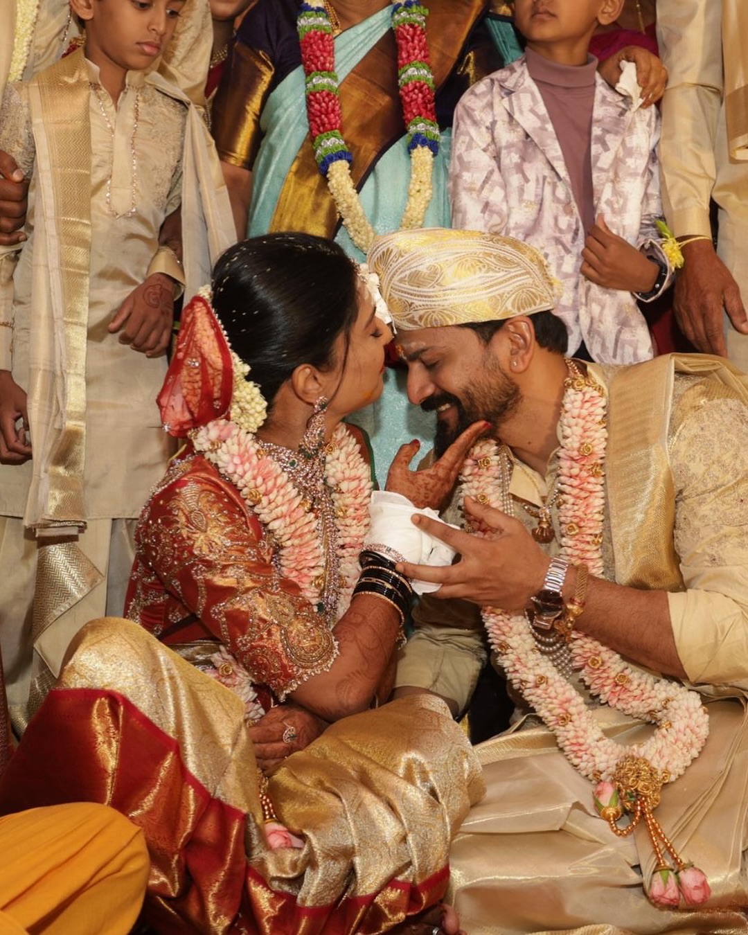 मंडप में रोमांटिक हुए दूल्हा-दुल्हन