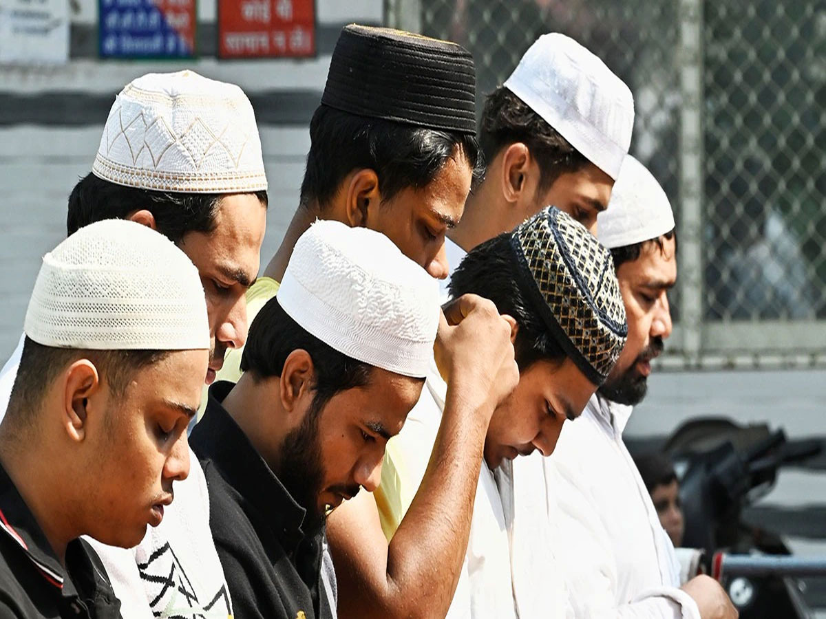 ये कैसी नफरत! यूपी में मुसलमान नहीं खरीद सकते हैं हिंदू इलाके में जमीन, जानें पूरा मामला ये कैसी नफरत! यूपी में मुसलमान नहीं खरीद सकते हैं हिंदू इलाके में जमीन, जानें पूरा मामला