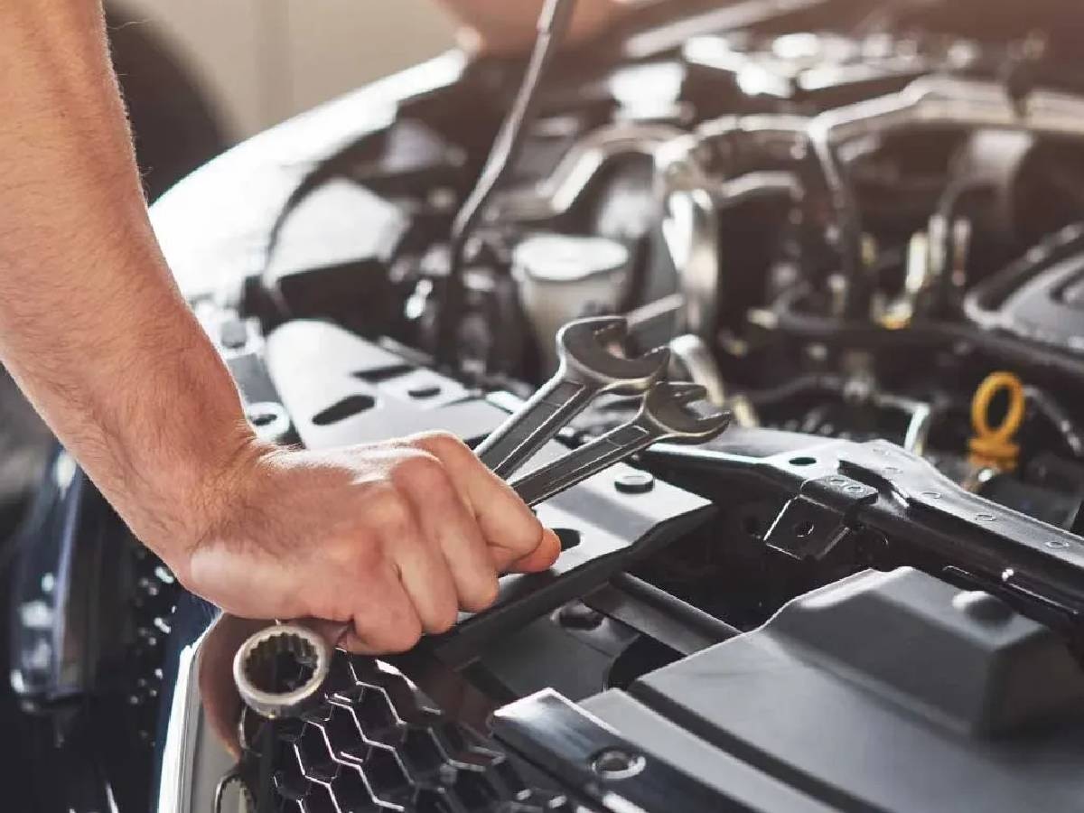 Car Servicing Tips: कितने वक्त या किलोमीटर पर करवानी चाहिए कार की सर्विसिंग, 90 फीसद लोगों से होती है ये गलती! 