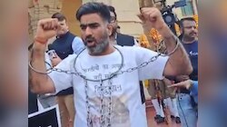 हथकड़ी और गले में बेड़ियां, जंजीरों में जकड़े मेरठ के सपा विधायक का नया ड्रामा