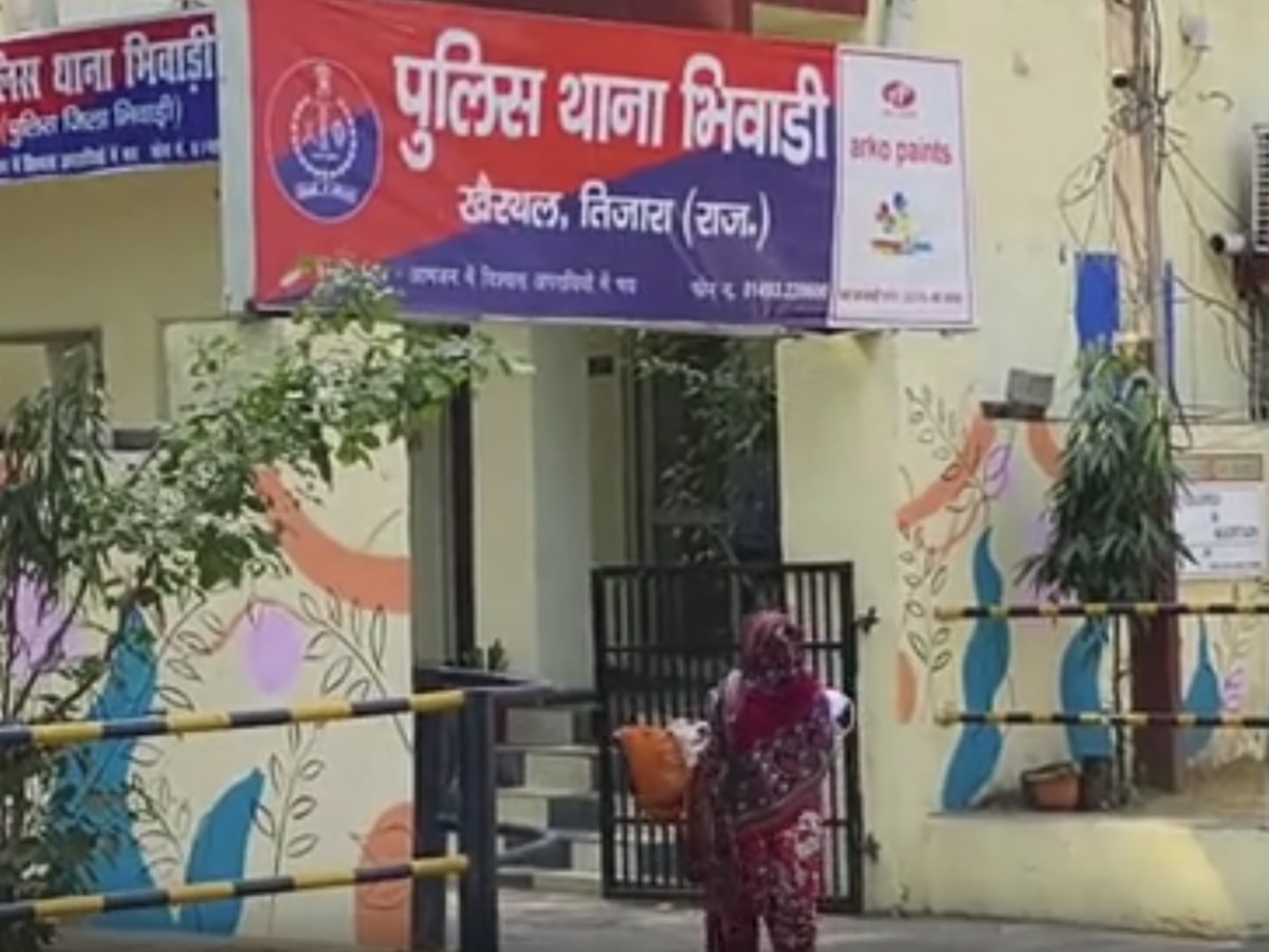 Alwar News: घायल बेटी के साथ दीन-हीन स्थिति में थाने के बाहर रोती रही महिला, पुलिस ने किया नजरअंदाज Alwar News: घायल बेटी के साथ दीन-हीन स्थिति में थाने के बाहर रोती रही महिला, पुलिस ने किया नजरअंदाज