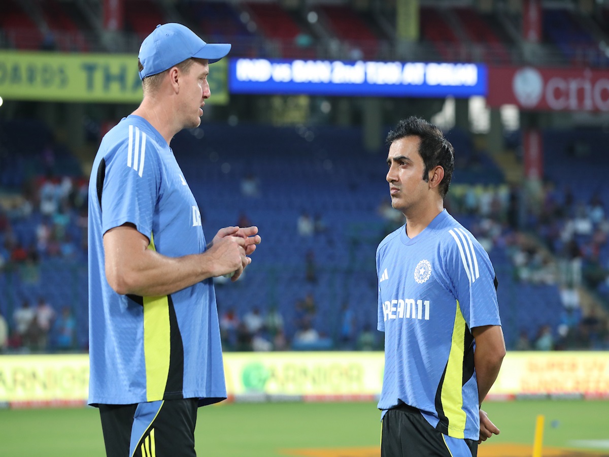 Champions Trophy 2025: ଚାମ୍ପିଅନ୍ସ ଟ୍ରଫି ଆରମ୍ଭ ହେବାର ଗୋଟିଏ ଦିନ ପୂର୍ବରୁ ଟିମ୍ ଛାଡି ଘରକୁ ଫେରିଲେ ଭାରତୀୟ ବୋଲିଂ କୋଚ୍ Champions Trophy 2025: ଚାମ୍ପିଅନ୍ସ ଟ୍ରଫି ଆରମ୍ଭ ହେବାର ଗୋଟିଏ ଦିନ ପୂର୍ବରୁ ଟିମ୍ ଛାଡି ଘରକୁ ଫେରିଲେ ଭାରତୀୟ ବୋଲିଂ କୋଚ୍