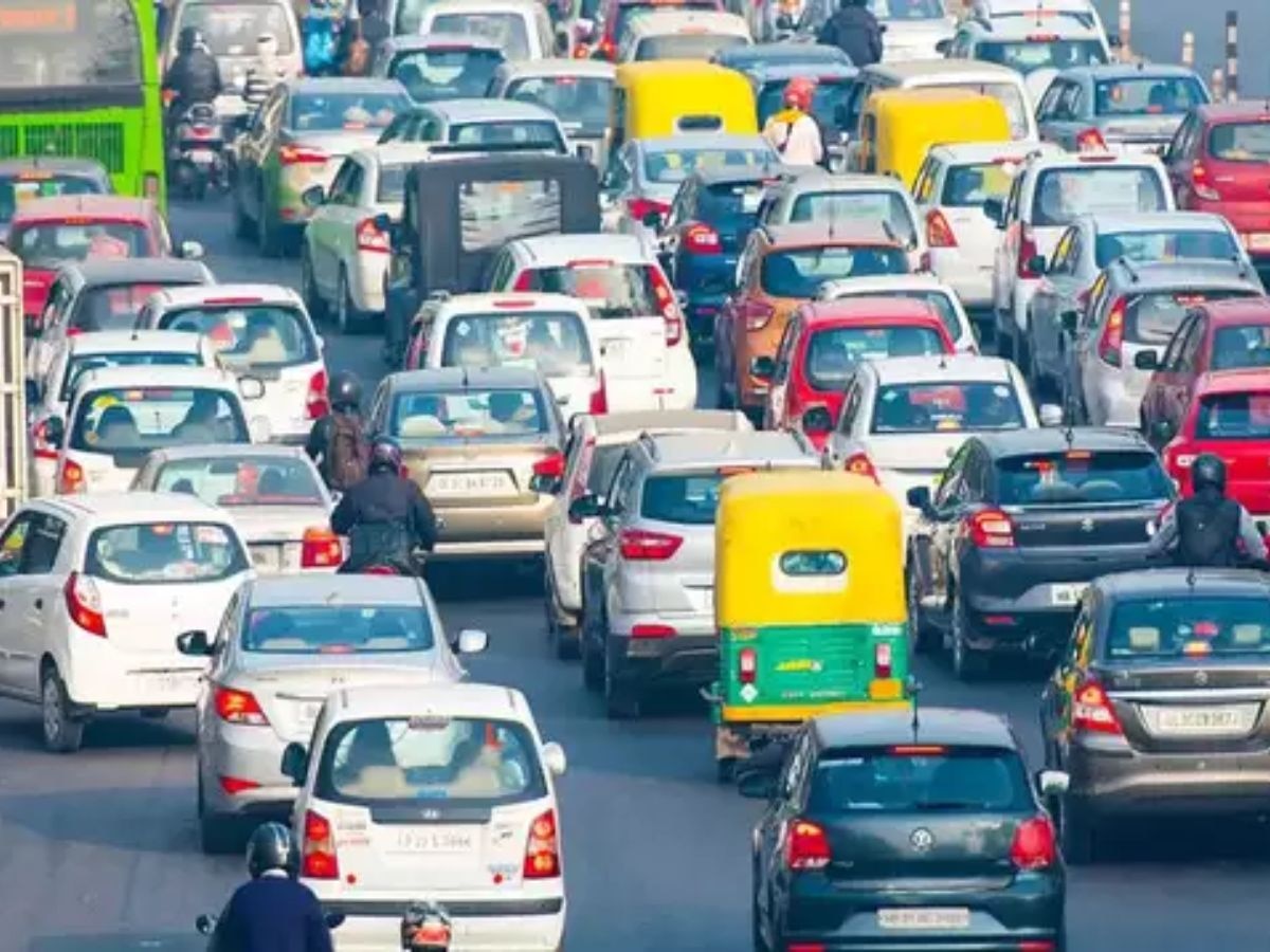 Delhi Traffic Advisory: दिल्ली की ये सड़कें 12 घंटे के लिए पूरी तरह से बंद, बूम बैरियर लगाए गए