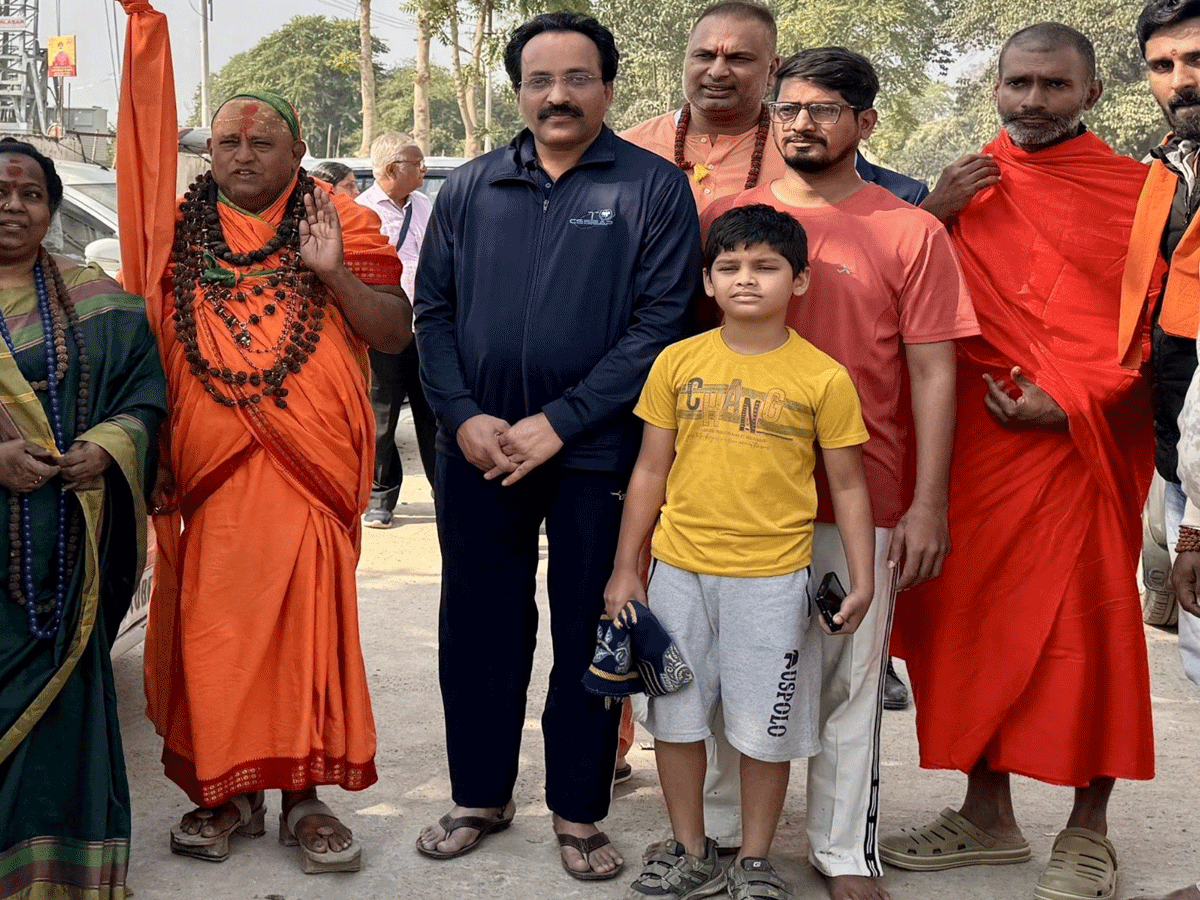 चप्पल पहने बीच में खड़े शख्स को पहचानते हैं? महाकुंभ स्नान के बाद वायरल हुई तस्वीर “ > • ˌ चप्पल पहने बीच में खड़े शख्स को पहचानते हैं? महाकुंभ स्नान के बाद वायरल हुई तस्वीर “ > • ˌ