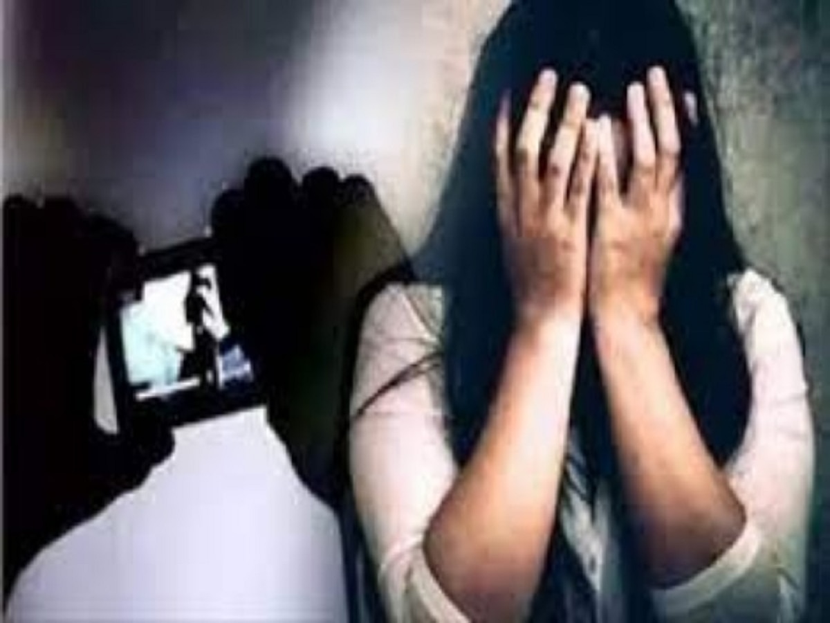 Rajasthan Crime: गर्लफ्रेंड से मांगा न्यूड वीडियो, फिर ब्लैकमेल कर दोस्तों से कराता सामूहिक दुष्कर्म Rajasthan Crime: गर्लफ्रेंड से मांगा न्यूड वीडियो, फिर ब्लैकमेल कर दोस्तों से कराता सामूहिक दुष्कर्म