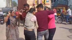 Hamirpur Video: सिपाही की पत्नी और प्रेमिका खींचे एक दूसरे के बाल,  हमीरपुर का वायरल वीडियो 