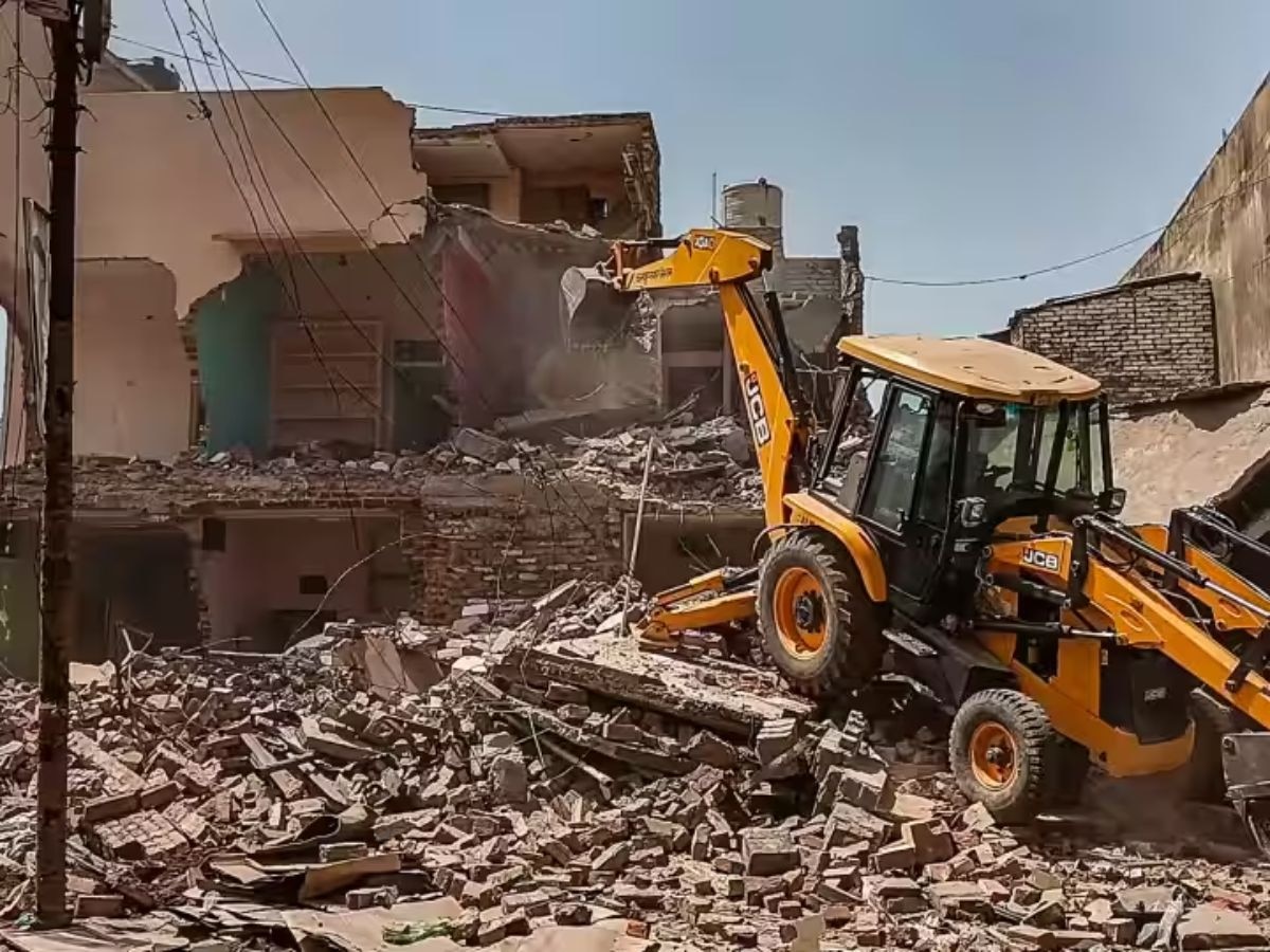 Bulldozer Action: अवैध कॉलोनी पर प्रशासन ने चला बुलडोजर, 150 करोड़ की सरकारी जमीन हुई कब्जामुक्त