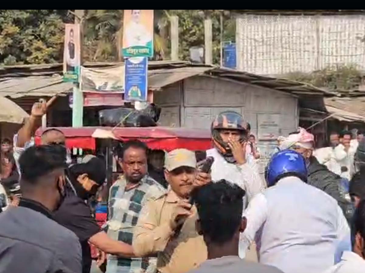 सांसद रकीबुल हुसैन पर हमला करती हुई भीड़ सांसद रकीबुल हुसैन पर हमला करती हुई भीड़