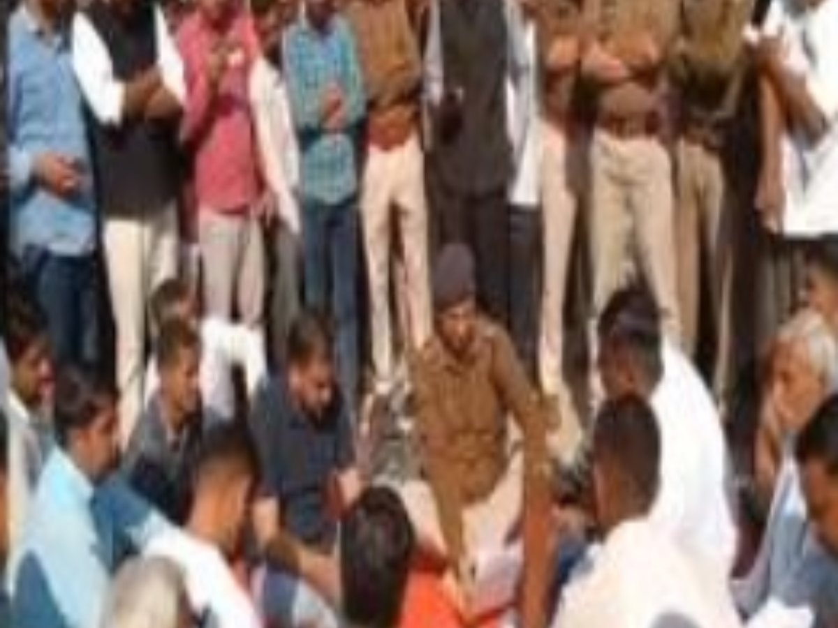 Bikaner News: बीकानेर के सरकारी स्कूल में तीन छात्राओं की मौत से गुस्साए ग्रामीण, दोषी अधिकारियों को गिरफ्तार करने की मांग