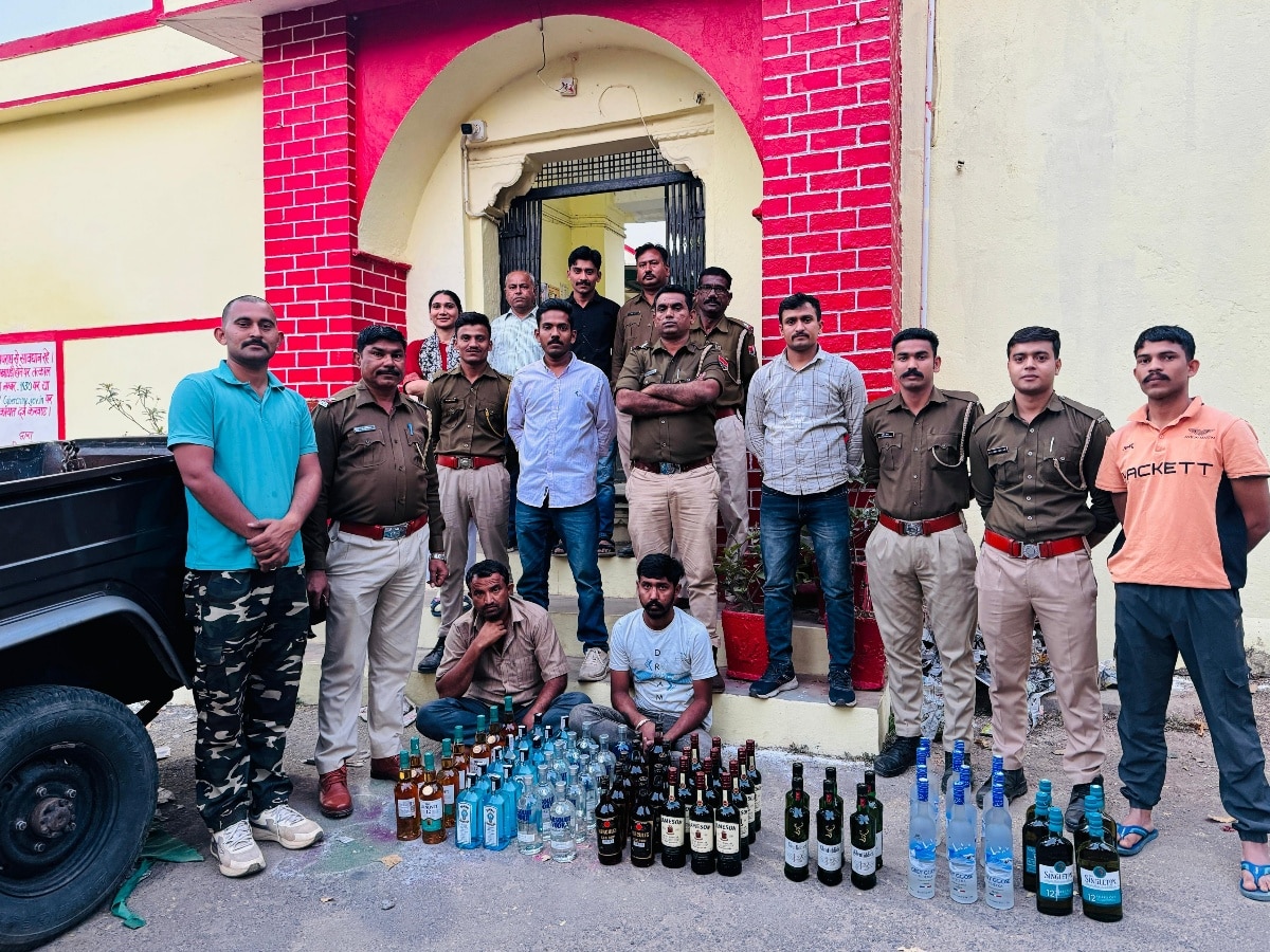 Dungarpur News: पुलिस ने तस्करों समेत पिकअप की जब्त, ढाई लाख की शराब के साथ दो लोग गिरफ्तार