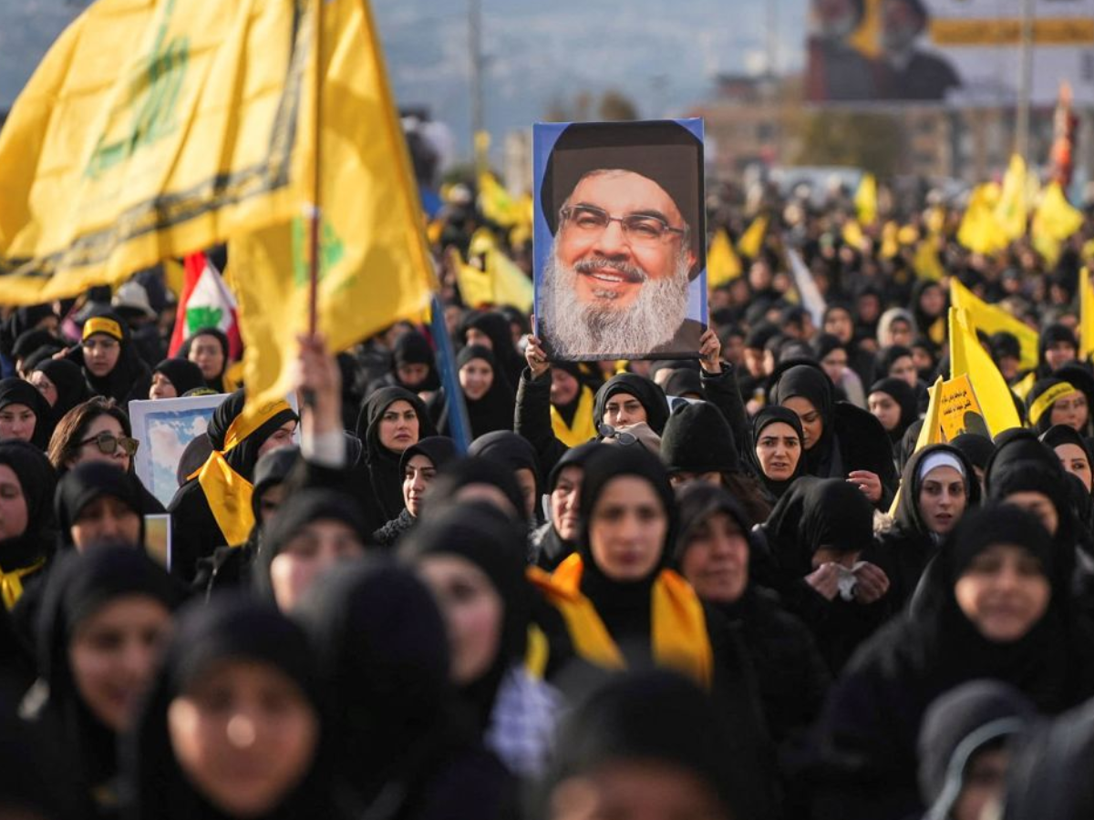 लेबनान में दो दशकों में ऐसा अंतिम संस्कार, युद्ध में मारे गए हिजबुल्लाह नेता के लिए जुटे हजारों लोग