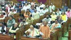 गिद्धों को लाशें और सूअरों को गंदगी...योगी ने दो घंटे के भाषण में किसी को नहीं बख्शा