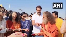 Mahakumbh 2025: ईशा अंबानी ने अपने पति के साथ त्रिवेणी संगम में लगाई पवित्र डुबकी