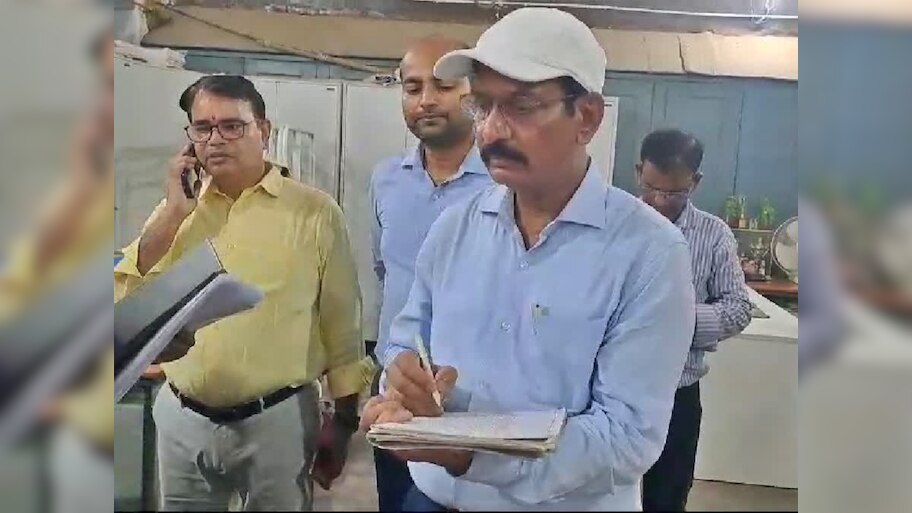 UPSC DM suspended the clerk on the spot who is IAS Dinesh Kumar Rai ...