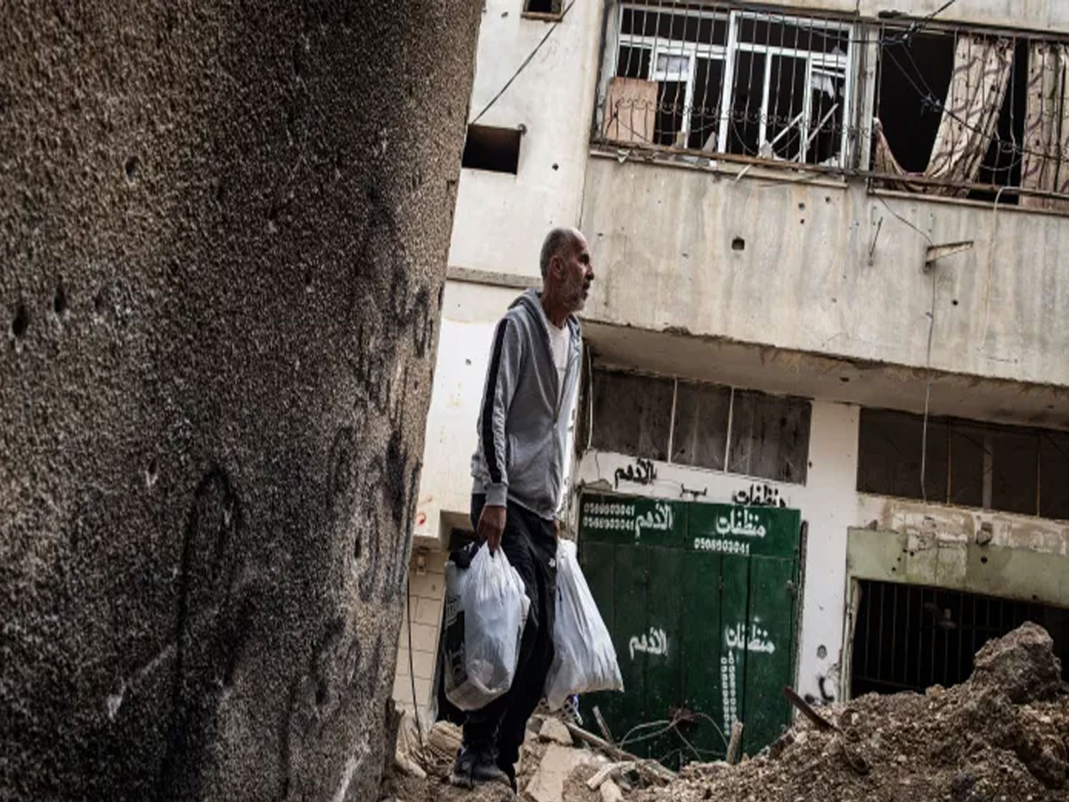 गाजा के बाद वेस्ट बैंक में इजरायल का कहर, बुलडोजर से तोड़ा फिलिस्तीनियों का घर गाजा के बाद वेस्ट बैंक में इजरायल का कहर, बुलडोजर से तोड़ा फिलिस्तीनियों का घर