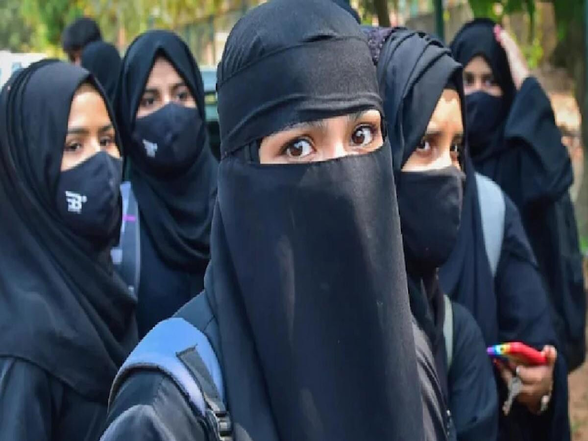 UP News: हिजाब नहीं हटाया, तो नहीं देने दिया बोर्ड एग्जाम, जानें पूरा मामला UP News: हिजाब नहीं हटाया, तो नहीं देने दिया बोर्ड एग्जाम, जानें पूरा मामला