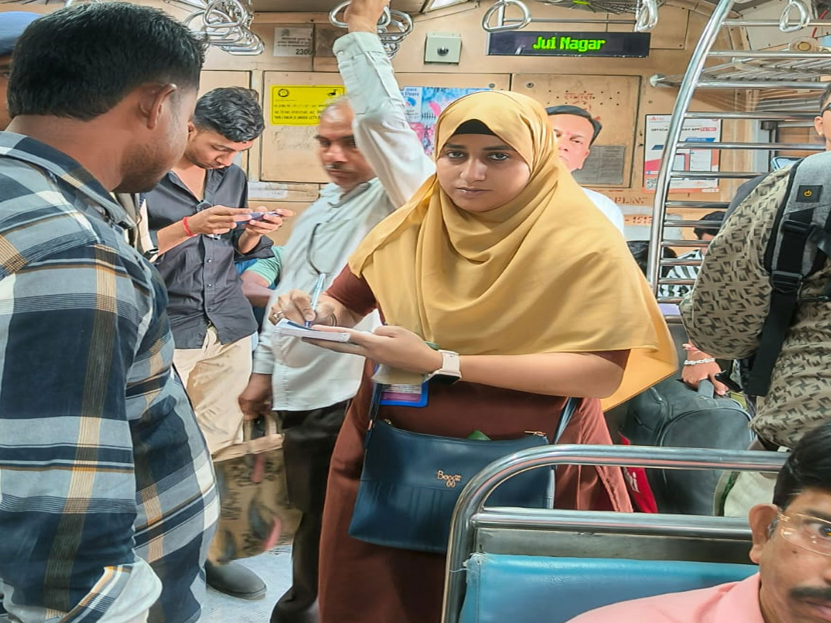 मुस्लिम महिला TTE ने किया कमाल, फाइन काटने में बनाया रिकॉर्ड; तारीफ करने पर मजबूर हुए लोग मुस्लिम महिला TTE ने किया कमाल, फाइन काटने में बनाया रिकॉर्ड; तारीफ करने पर मजबूर हुए लोग