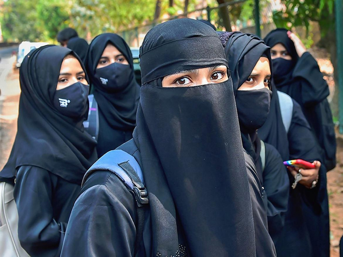 Moradabad: पेपर छोड़ देंगे, लेकिन हिजाब नहीं उतारेंगे; जौनपुर में एग्जाम से रोकने पर बवाल Moradabad: पेपर छोड़ देंगे, लेकिन हिजाब नहीं उतारेंगे; जौनपुर में एग्जाम से रोकने पर बवाल