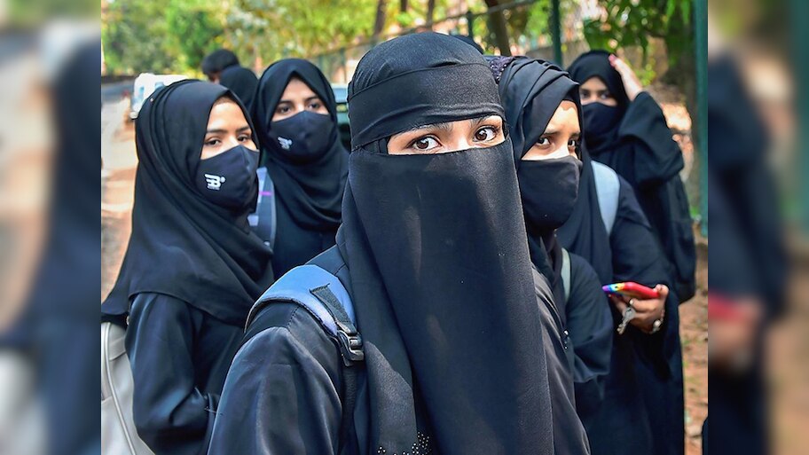 Moradabad: पेपर छोड़ देंगे, लेकिन हिजाब नहीं उतारेंगे; जौनपुर में एग्जाम से रोकने पर बवाल