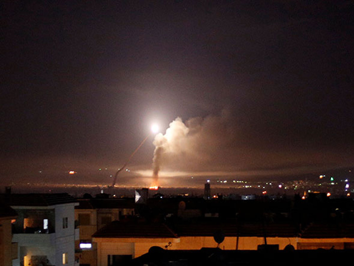 Syria News: इजरायली हमले से दहला सीरिया, मिलिट्री बेस को किया तबाह Syria News: इजरायली हमले से दहला सीरिया, मिलिट्री बेस को किया तबाह