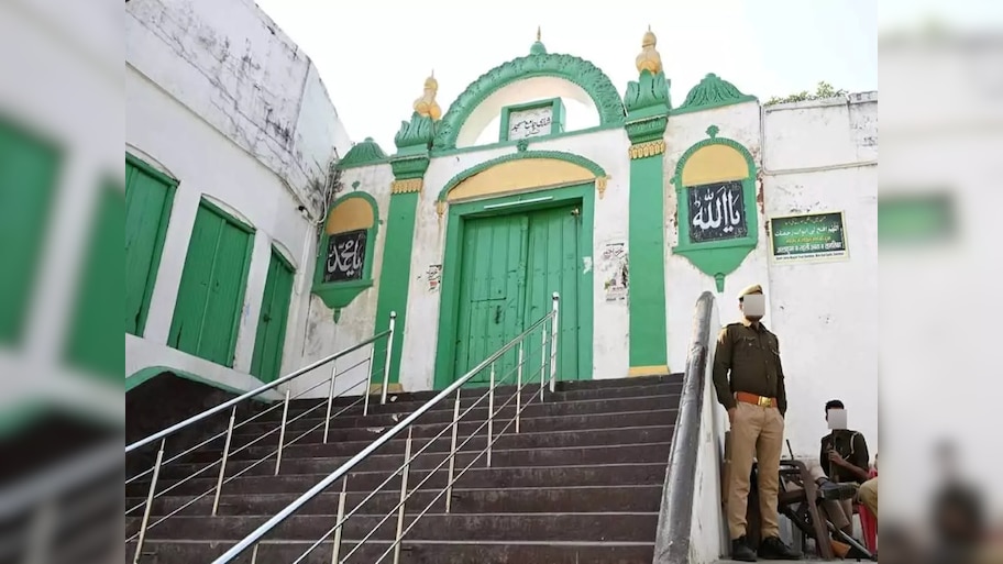 Sambhal: हिंदू संगठन को बड़ा झटका, कोर्ट ने दी शाही मस्जिद में रंग कराने की इजाजत