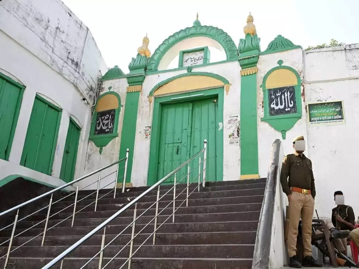 Sambhal: हिंदू संगठन को बड़ा झटका, कोर्ट ने दी शाही मस्जिद में रंग कराने की इजाजत Sambhal: हिंदू संगठन को बड़ा झटका, कोर्ट ने दी शाही मस्जिद में रंग कराने की इजाजत
