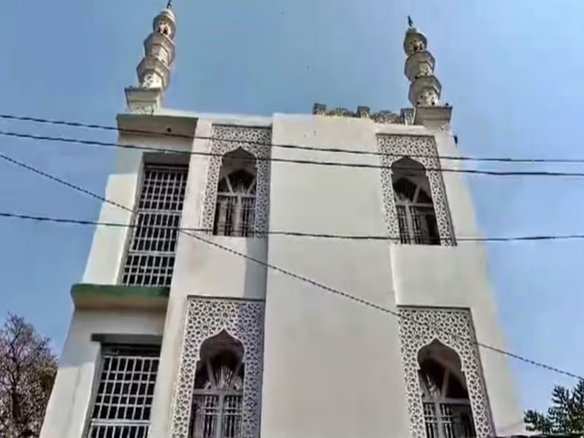 Gorakhpur में क्यों तोड़ी जा रही है मस्जिद, जानें क्या है पूरा मामला Gorakhpur में क्यों तोड़ी जा रही है मस्जिद, जानें क्या है पूरा मामला