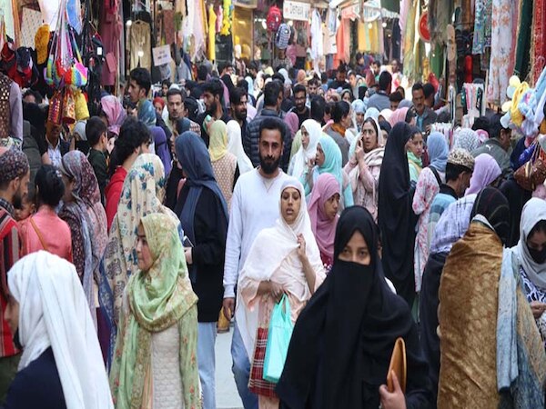 Roza 2025: रोजे की तैयारियों में जुटे लोग, बाजारों में जमकर हुई खरीदारी, खजूर पर टूट पड़े लोग