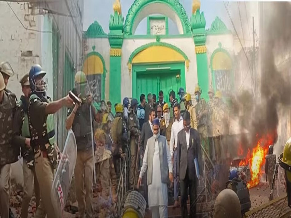 Sambhal Violence: मुस्लिम पक्ष को लगा बड़ा झटका, कोर्ट ने ठुकरा दी 17 आरोपियों की अर्जी Sambhal Violence: मुस्लिम पक्ष को लगा बड़ा झटका, कोर्ट ने ठुकरा दी 17 आरोपियों की अर्जी