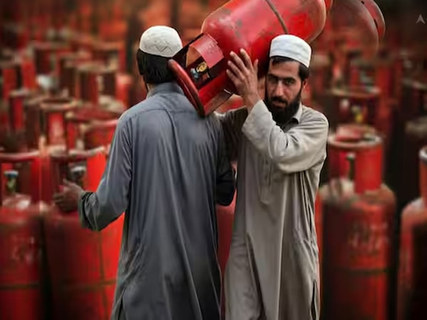 Pakistan News: पाक महीने में गैस की भारी किल्लत, बिना सेहरी लोग रख रहे हैं रोजा
