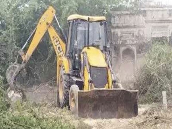 UP Bulldozer News:तांबेश्वर मंदिर के पीछे तीन सौ साल पुरानी कब्रिस्तान पर अज्ञात लोगों ने चलाया बुलडोजर; मुसलिमों ने क्या कहा? 