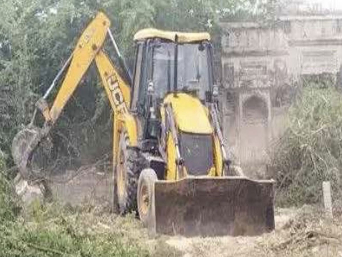UP Bulldozer News:तांबेश्वर मंदिर के पीछे तीन सौ साल पुरानी कब्रिस्तान पर अज्ञात लोगों ने चलाया बुलडोजर; मुसलिमों ने क्या कहा? UP Bulldozer News:तांबेश्वर मंदिर के पीछे तीन सौ साल पुरानी कब्रिस्तान पर अज्ञात लोगों ने चलाया बुलडोजर; मुसलिमों ने क्या कहा?